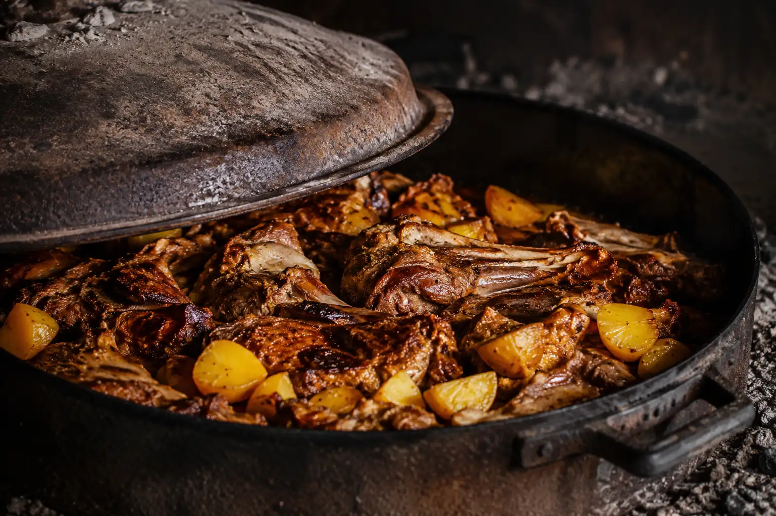 Janjetina ispod peke — tradicionalni hrvatski recept, domaća kuhinja Buffet Zrinski Črnkovec